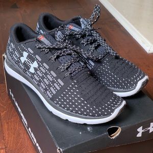 Like new! Under Armour SlingFlex, mens 8.5, black